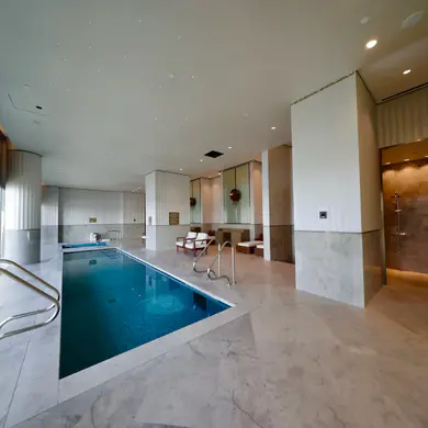 Bazen sa tuševima u okviru SPA centra u The St. Regis Belgrade.