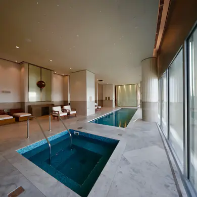 Bazeni u SPA centru namenjeni stanarima St. Regis Residences.