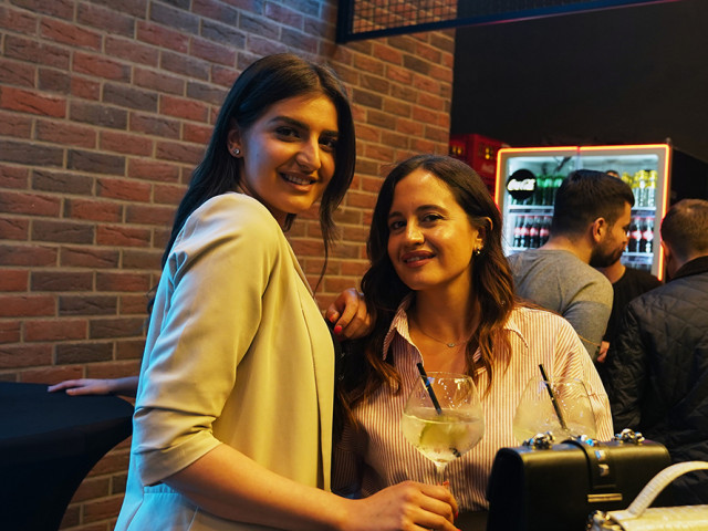 Gošće restorana Raspoložene gošće SMASHER&CO restorana uživaju u atmosferi na otvaranju