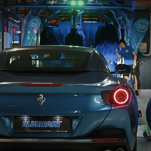 Automobil ulazi u perionicu Automobil ulazi u perionicu