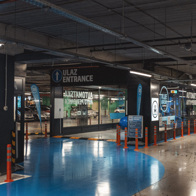 Ulaz u autoperionicu Ulaz u automatsku perionicu automobia Bluewash