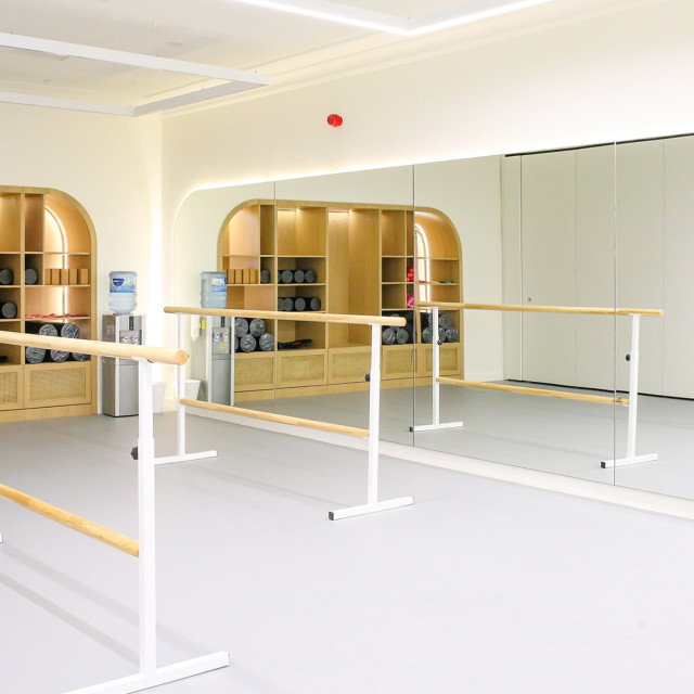 Prostor dance studia Contemporary dance studio space with a mirrored wall along the entire length.