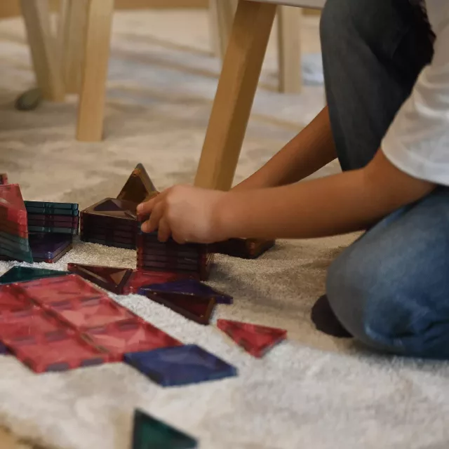 Dete koje se igra u čuvaonici Kids Club koja se nalazi u Beogradu na vodi