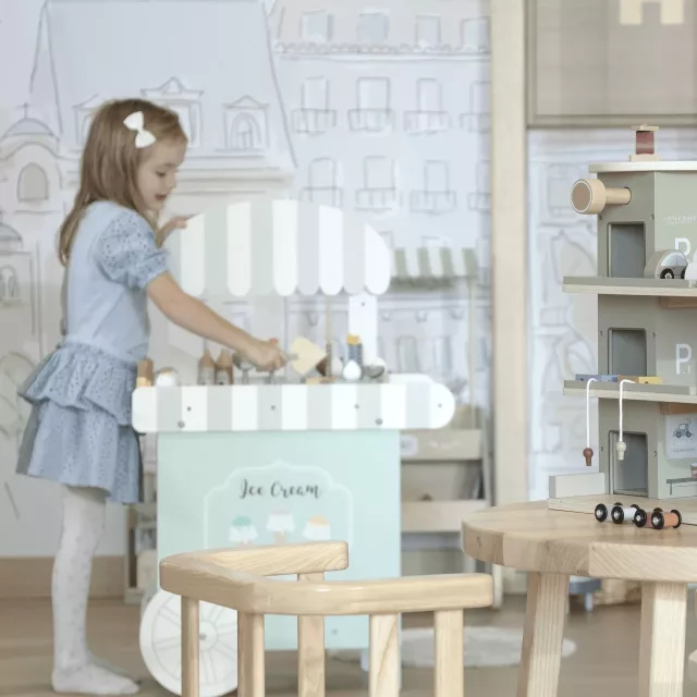 Devojčica koja se igra i zabavlja u čuvaonici Kids Club u Beogradu na vodi