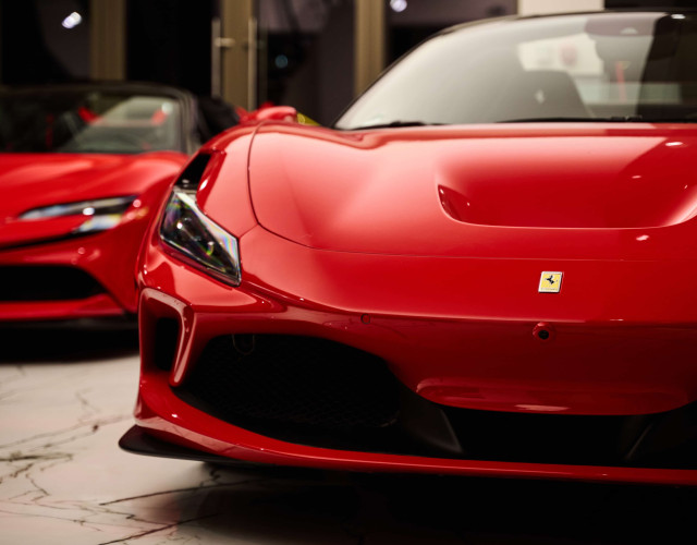 AW Car Salon ferraris-min Dva ferarija u luksuznom AW Salonu automobila u Begradu na vodi