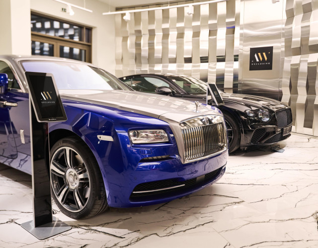 AW Salon Highend luxury cars-min lls-Royce i Bentley automobili u AW salonu u Begradu na vodi