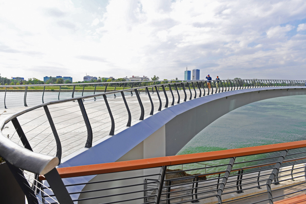 Pešački selfie most ispred Kule Beograd