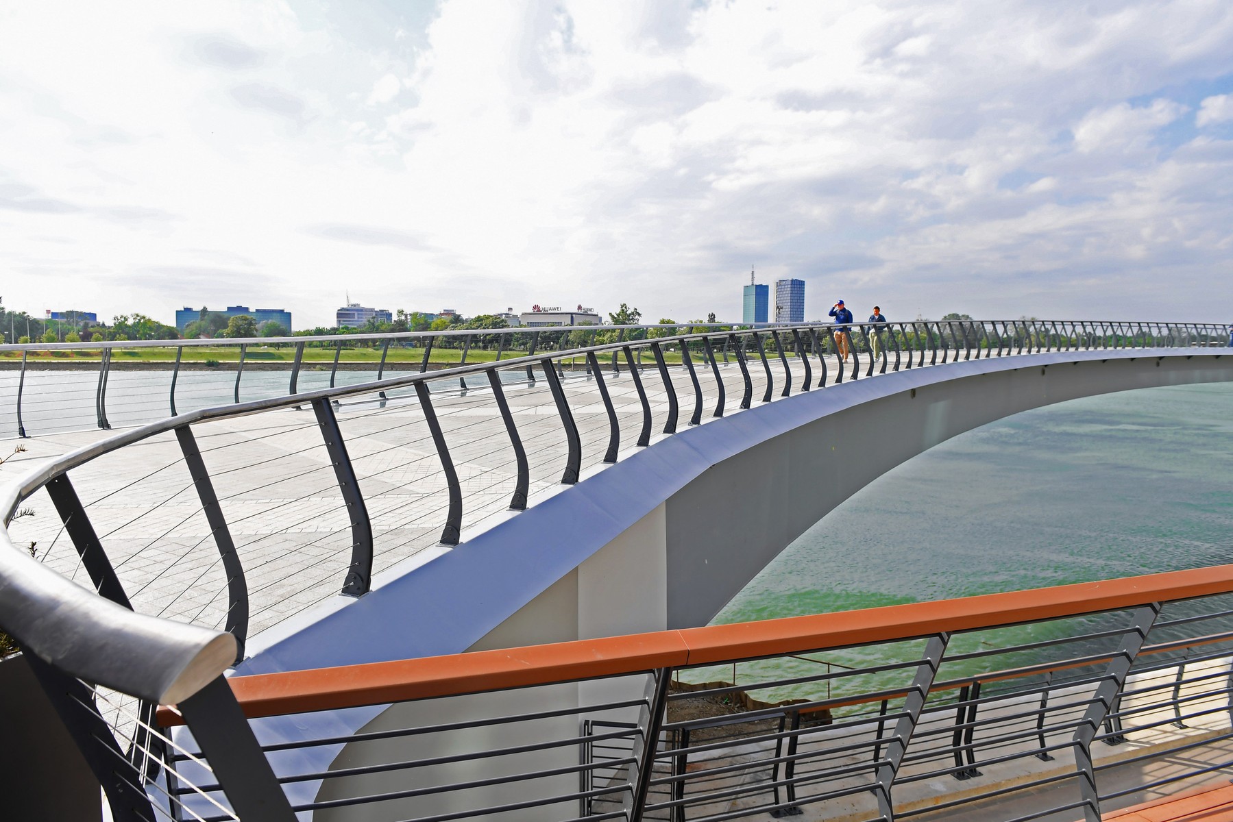 Pešački selfie most ispred Kule Beograd