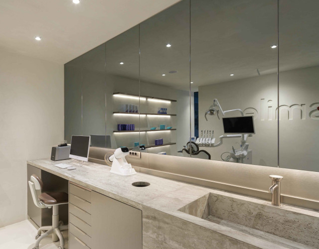 Ordinacija sa izloženim Hello Smile proizvodima.