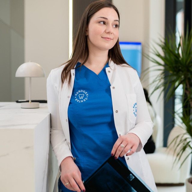 rendgen-centar-strucna-osoba-koja-snima-zube An expert at the Rendgen centar takes pictures of teeth in Belgrade Waterfront.