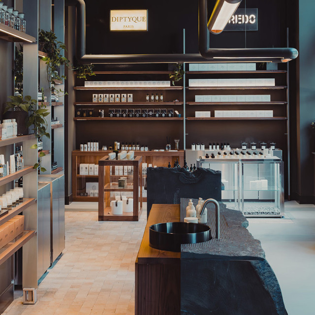 Parfimerija-Metropoliten Elegantno dizajniran enterijer Metropoliten parfimerije koja nudi parfeme brendova Diptyque i Byredo.