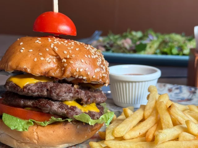 A double cheeseburger with fries at Kakadu koncept bar.