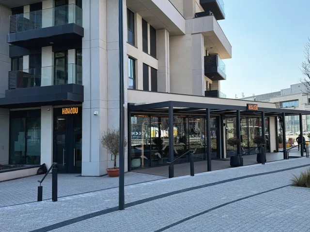 The exterior and entrance to the Kakadu koncept bar at Belgrade Waterfront.
