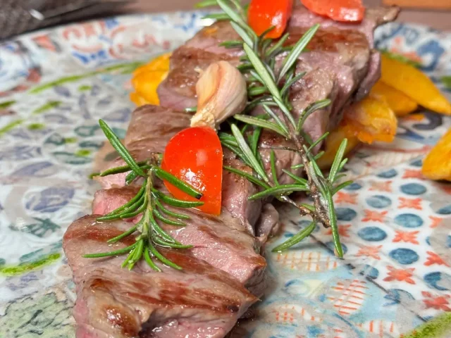 Steak with rosemary, tomato and garlic at Kakadu koncept bar.