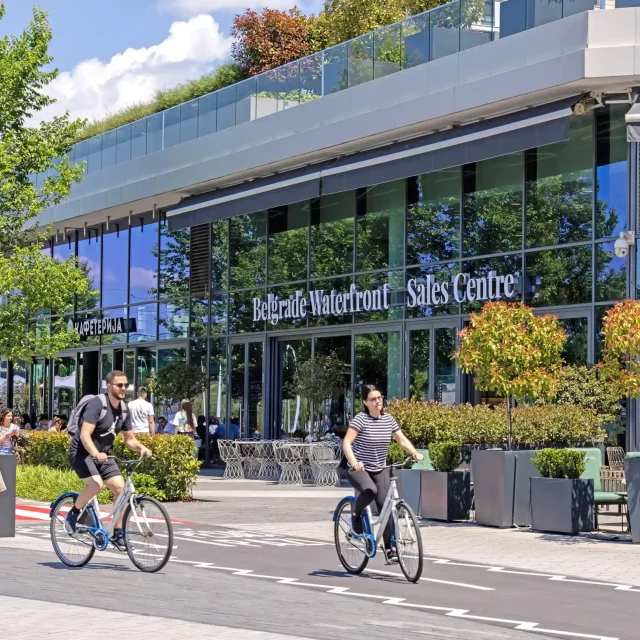 bw-setaliste-ispred-prodajnog-centra_ Promenade in Belgrade Waterfront in front of the Sales Centre.