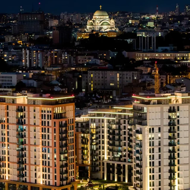 Pogled noću iz stana u Beogradu na vodi ka Hramu Svetog Save.