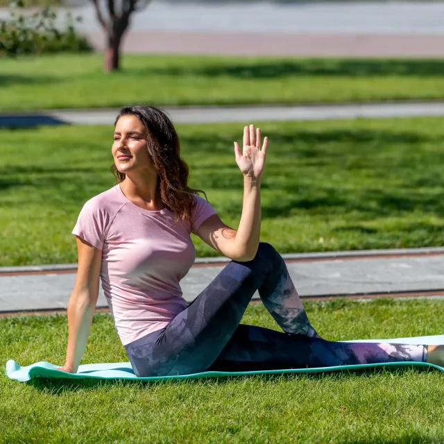 devojka-vezba-u-prirodi_