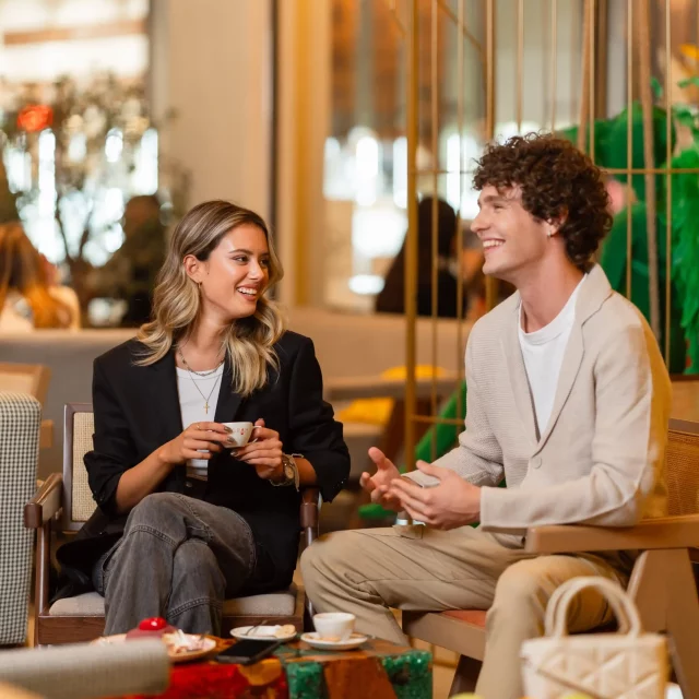 nasmejani-ljudi-piju-kafu-u-bw_