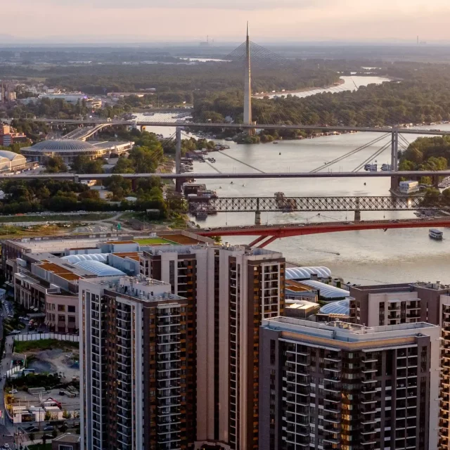 Panoramski pogled na Beograd na vodi i Kulu Beograd.