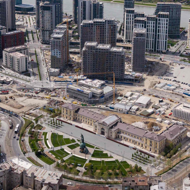 Panoramski pogled na Savski trg, gde se vide iza i vrtić i škola.