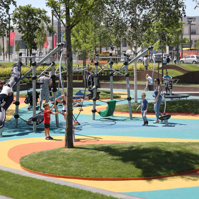 savski-park-deca_3_ Children living in Belgrade Waterfront enjoying carefree moments, playing at the Sava Park playground.