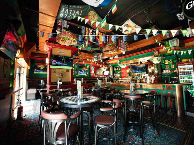 bw-harats-pub-enterijer_11zon Enterijer Harat's Puba u Beogradu na vodi.