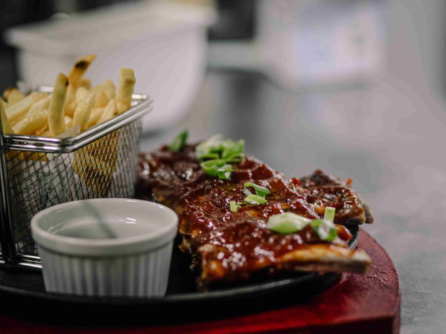 bw-harats-pub-obrok_11zon Tradicionalni obrok u autentičnom irskom pabu, Harat's Pub, u Beogradu na vodi.