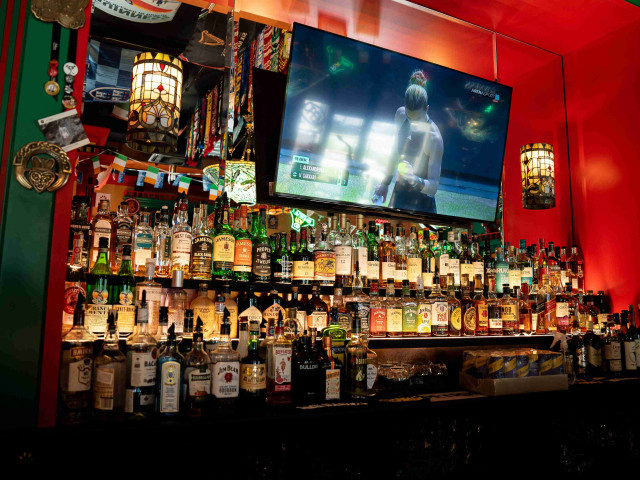 bw-harats-pub-ponuda-pica_11zon Ponuda pića u Harat's Pubu u Beogradu na vodi.