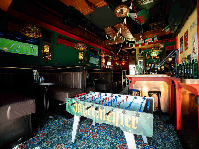 bw-harats-pub-sto-za-stoni-tenis_11zon Sto za stoni tenis u Harat's Pubu u Beogradu na vodi.