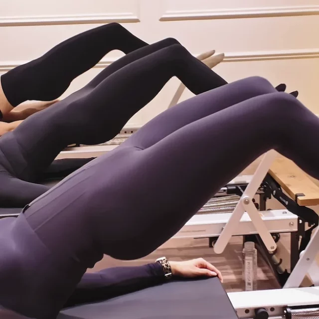 bw-mavic-pnf-stretching PNF stretching u joga i pilates studiu Mavic u Beogradu na vodi.