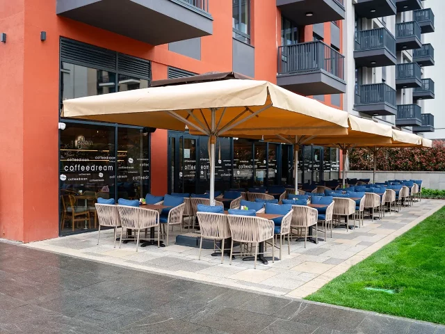 coffeedream-eksterijer_ redivan eksterijer Coffeedream Quartet lokala u Beogradu na vodi.