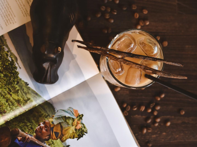 1237ae32-236c-4e33-94e2-da8cf8651f56 Čitanje magazina uz svežu kafu u Uganda Connect kafiću.