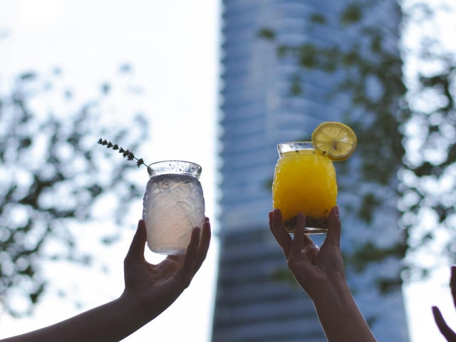 325273d3-4cf9-4911-8a66-665cf9231d45 Posetioci Uganda Connect kafića uživaju na otvorenom.