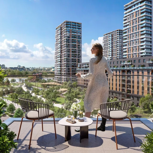 Pogled na linijski park i pešački most sa terase stana u zgradi BW Neon.