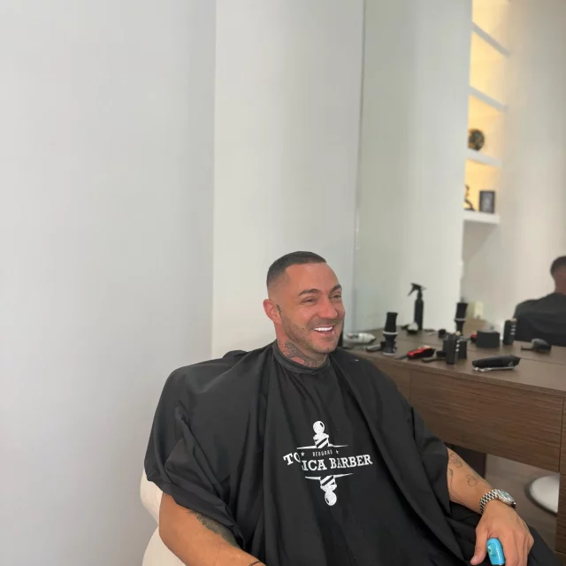 bw-toplica-barber-jodzir Jodžir na šišanju kod Toplica Barbera u Beogradu na vodi.