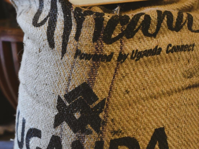 d60eac0f-aca3-4b95-8483-1199b5360c86 Džak sveže kafe u Uganda Connect kafiću.