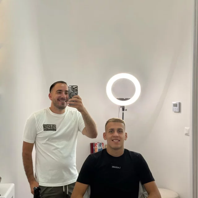 toplica-barber-sa-musterijom Toplica Barber u Beogradu na vodi, sa mušterijom.