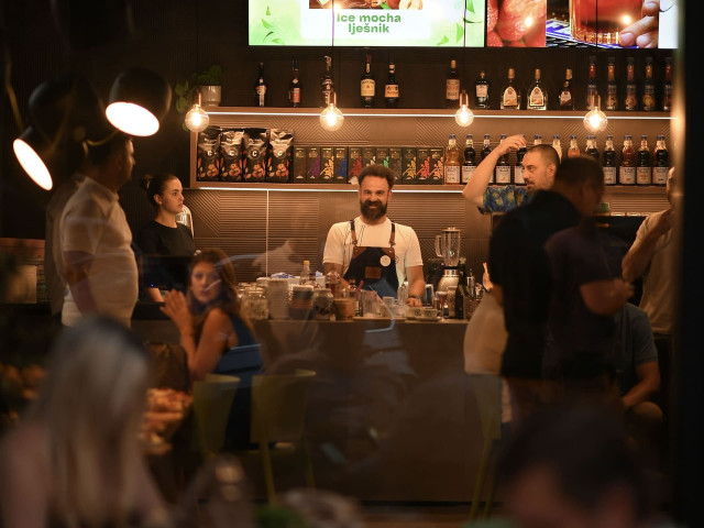 bw-kafeterija-caffeine-barmen Okupljanje u kafeteriji Caffeine u Beogradu na vodi.