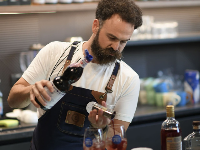 bw-kafeterija-caffeine-barmen-pravi-kafu A bartender makes coffee in the Cafeteria Caffeine in Belgrade Waterfront.