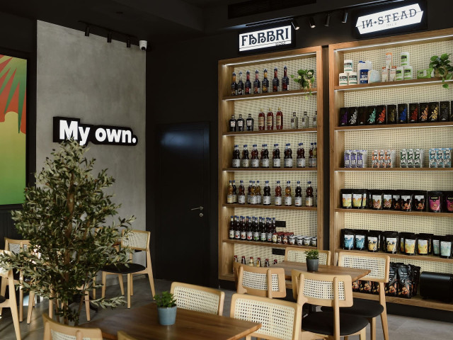 bw-kafeterija-caffeine-izbor-pica Izbor sokova u kafeteriji Caffeine u Beogradu na vodi.