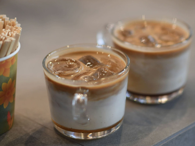 bw-kafeterija-caffeine-kafa Kafa u kafeteriji Caffeine u Beogradu na vodi.