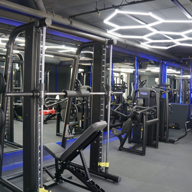 Sprave za vežbanje u teretani X Power zone u Beogradu na vodi.