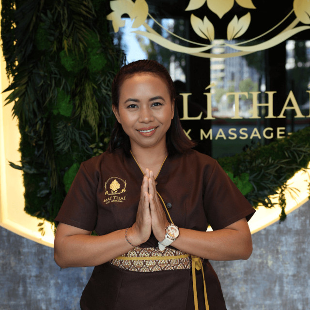 Terapeutkinja Pim u u salonu za masažu Mai Thai Lux Massage Waterfront.