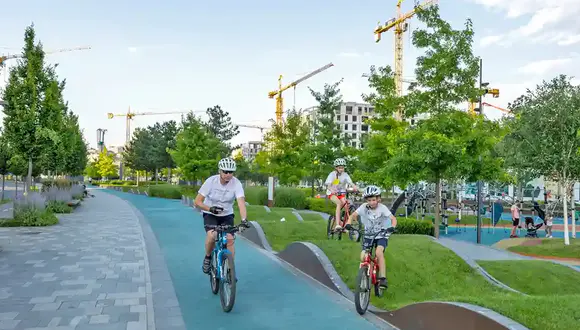 biciklistička-staza (1) Cycling path in Sava Park at Belgrade Waterfront.