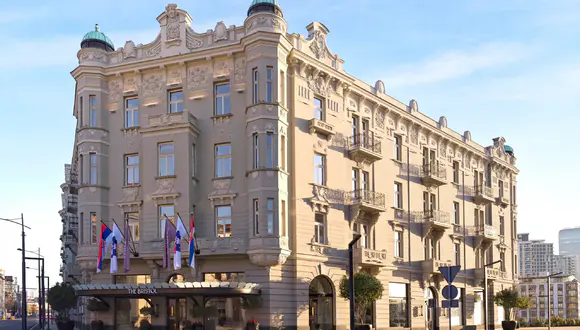 hotel-bristol-eksterijer_ Eksterijer hotela Bristol u Beogradu na vodi sa obnovljenom istorijskom fasadom.