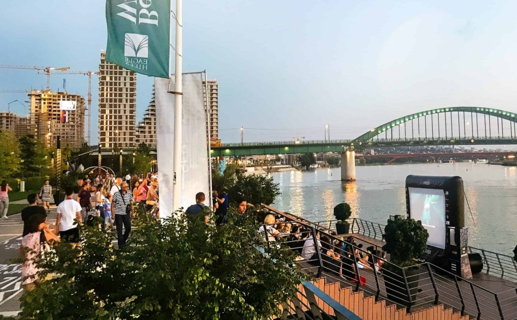 Dešavanja u Beogradu nisu uvek klasična! U okviru manifestacije Film Street u Belgrade Waterfront-u gledali smo poznato ostvarenje Gone girl. Više na linku!