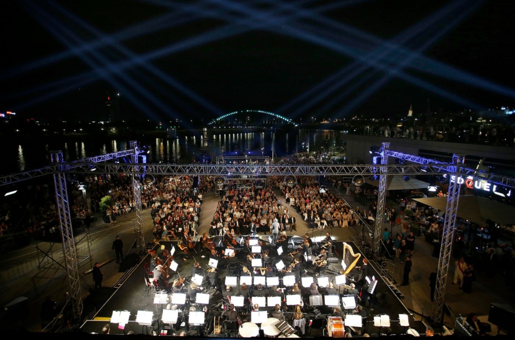 Dešavanja u Beogradu osvajaju posetioce širom naše zemlje i regiona, a Karmen na Operi na vodi oduševila je gledaoce. Saznajte sve o ovoj manifestaciji!