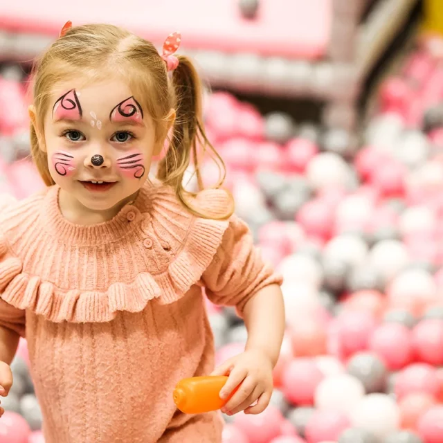 Devojcica-se-igra-u-igraonici