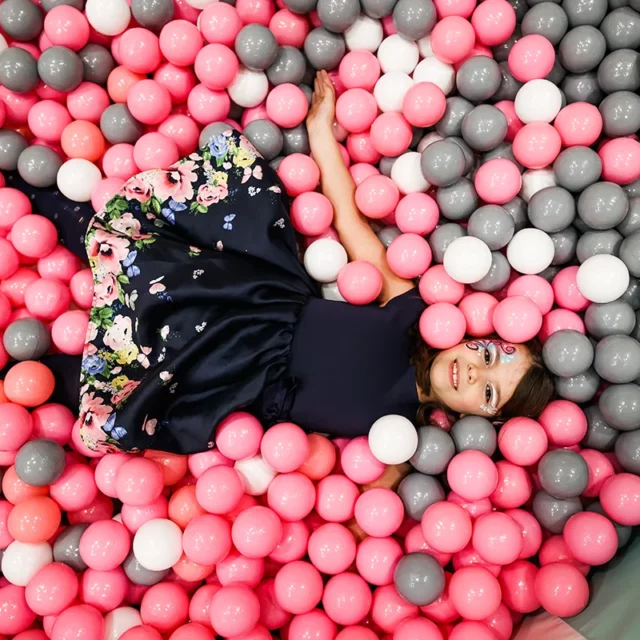 Devojcica-u-Star-Kids-igraonici