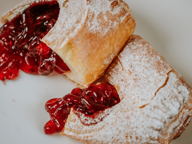 Pecivo-sa-visnjama Casa de Baget pita